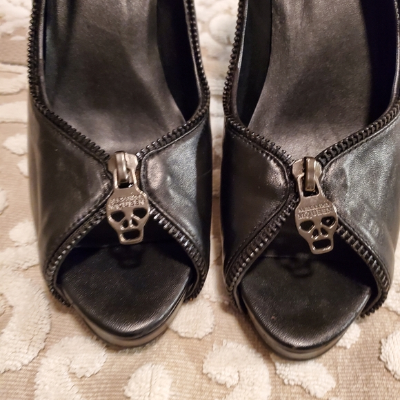 - Alexander McQueen Iconic skull zipper platform stilettos - Picture 2 of 16